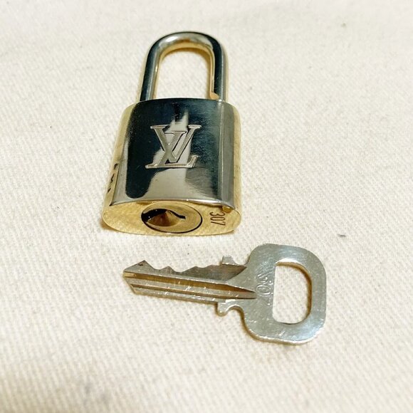 authenticity guaranteed LOUIS VUITTON LV 10 SET PADLOCK KEY BAG CHARM - Picture 4 of 4